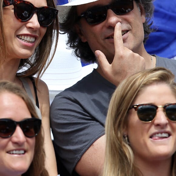 Laura Smet et son compagnon Raphaël dans les tribunes lors du tournoi de tennis de Roland Garros à Paris le 3 juin 2015.