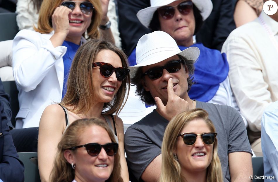 Laura Smet et son compagnon Raphaël dans les tribunes lors du tournoi de tennis de Roland Garros à Paris le 3 juin 2015.