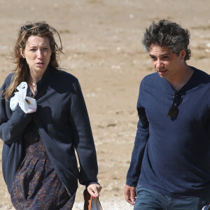 Laura Smet et son compagnon Raphaël se promènent et se détendent sur la plage pendant le Festival du film romantique de Cabourg, le 14 juin 2014.