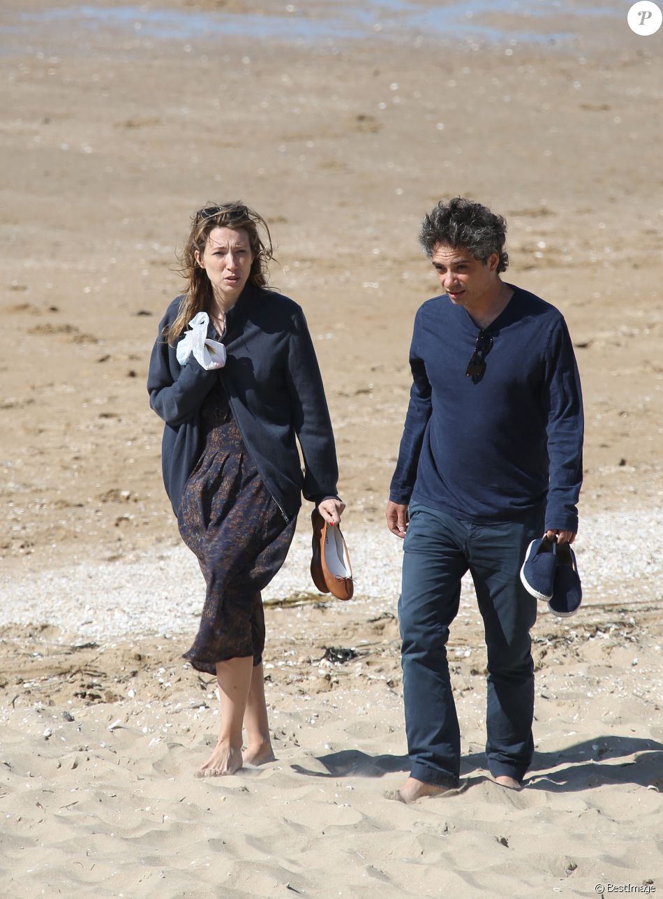 Laura Smet et son compagnon Raphaël se promènent et se détendent sur la plage pendant le Festival du film romantique de Cabourg, le 14 juin 2014.