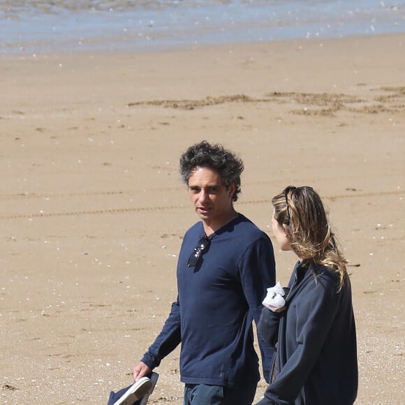 Laura Smet et son compagnon Raphaël se promènent et se détendent sur la plage pendant le Festival du film romantique de Cabourg, le 14 juin 2014.