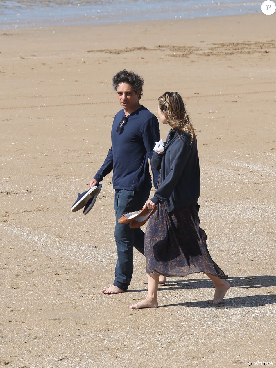 Laura Smet et son compagnon Raphaël se promènent et se détendent sur la plage pendant le Festival du film romantique de Cabourg, le 14 juin 2014.