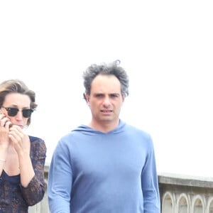 Laura Smet et son compagnon Raphaël se promènent et se détendent sur la plage pendant le Festival du film romantique de Cabourg, le 14 juin 2014.