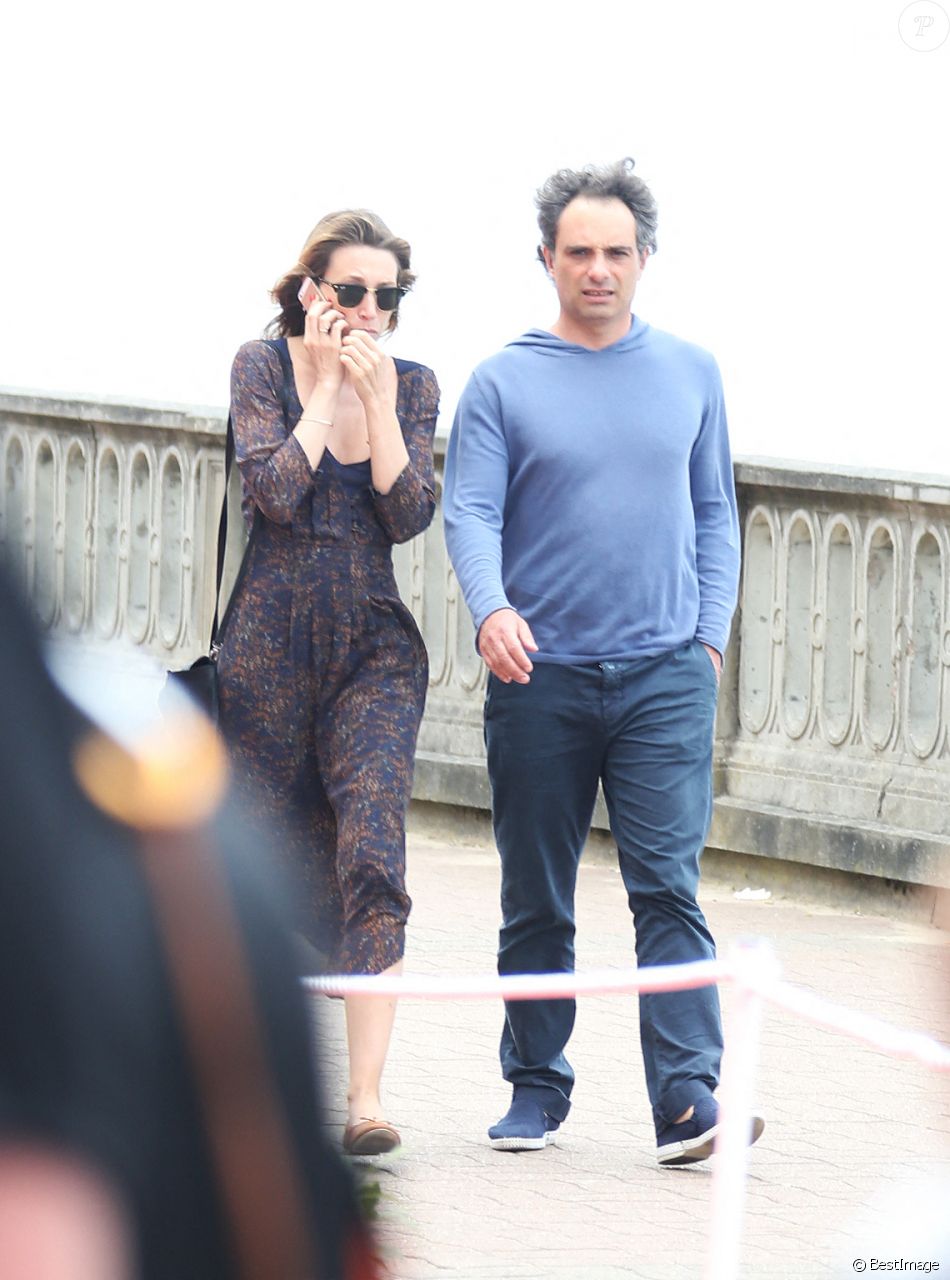 Laura Smet et son compagnon Raphaël se promènent et se détendent sur la plage pendant le Festival du film romantique de Cabourg, le 14 juin 2014.