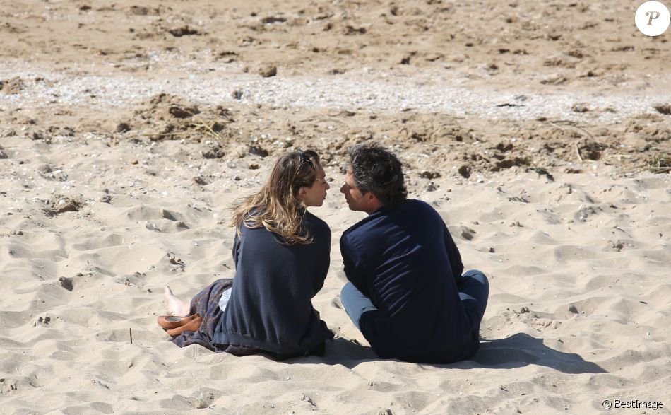 Laura Smet et son compagnon Raphaël se promènent et se détendent sur la plage pendant le Festival du film romantique de Cabourg, le 14 juin 2014.