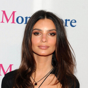 Emily Ratajkowski pose lors du photocall "Tribeca Film Festival" dans les studios Spring à New York, le 12 juin 2021. 