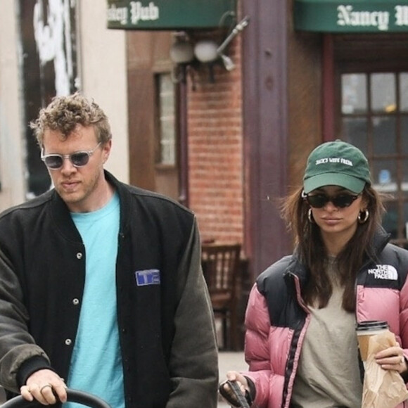 Emily Ratajkowski, son mari Sebastian Bear-McClard, leur fils Sylvester et leur chien se promènent dans les rues de New York. Le 8 mai 2021 