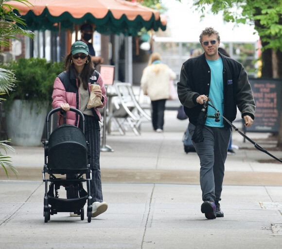 Emily Ratajkowski, son mari Sebastian Bear-McClard, leur fils Sylvester et leur chien se promènent dans les rues de New York. Le 8 mai 2021 