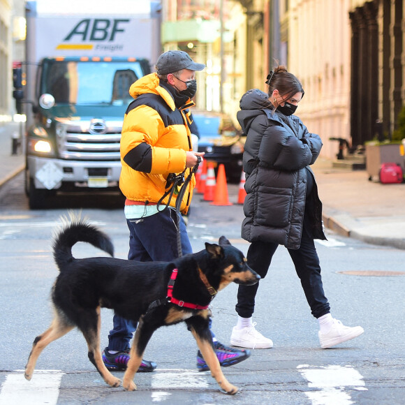 Emily Ratajkowski (enceinte) avec son mari Sebastian Bear-McClard promènent leur chien à New York City, New York, Etats-Unis, le 3 mars 2021. 