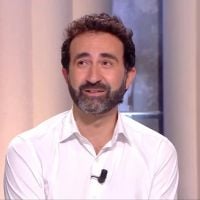 Mathieu Madénian : il a lancé un sandwich aux merguez sur une star de la chanson !