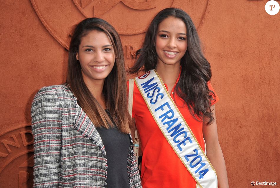 Chloé Mortaud et Flora Coquerel, Miss France 2014, posant au village des Internationaux de France de tennis de Roland Garros à Paris, le 3 juin 2014.