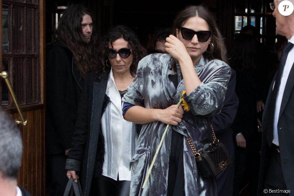 Aziza Zakine, sa fille Izïa Higelin à la sortie de l'hommage à Jacques Higelin au Cirque d'Hiver à Paris le 12 avril 2018.