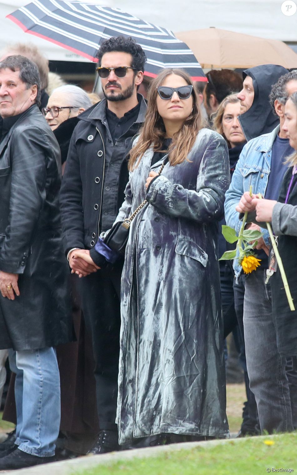 Izïa Higelin et son compagnon lors des obsèques de Jacques Higelin au cimetière du Père Lachaise à Paris. Le 12 avril 2018.