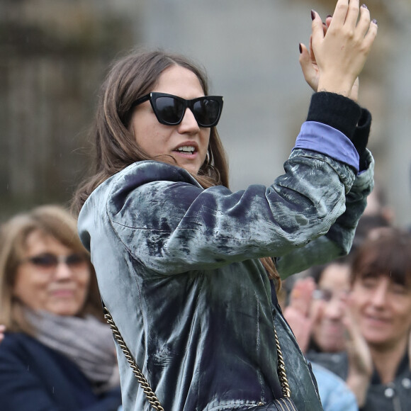 Izïa Higelin lors des obsèques de Jacques Higelin au cimetière du Père Lachaise à Paris le 12 avril 2018.