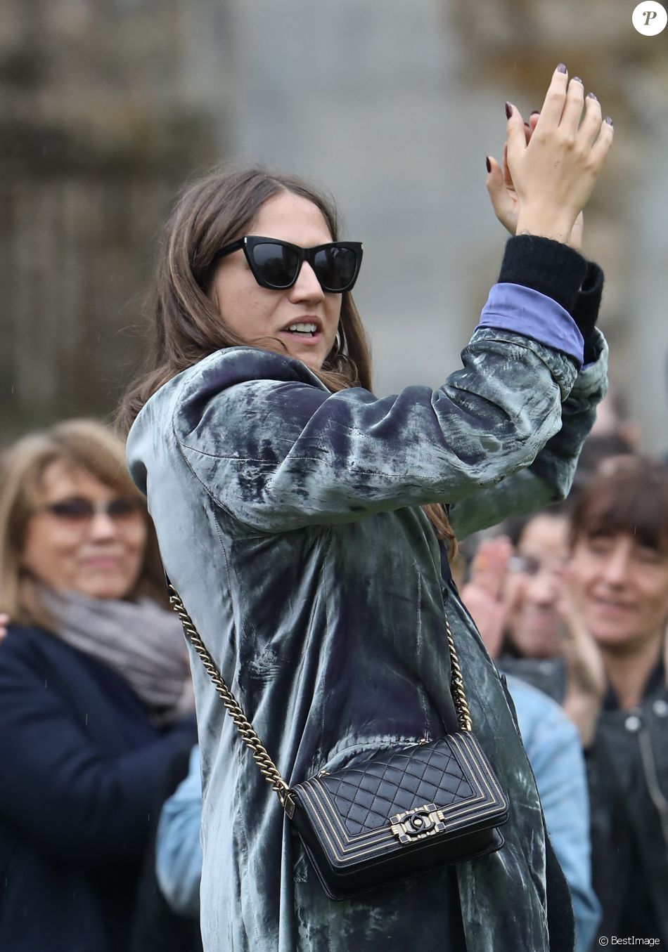 Izïa Higelin lors des obsèques de Jacques Higelin au cimetière du Père Lachaise à Paris le 12 avril 2018.