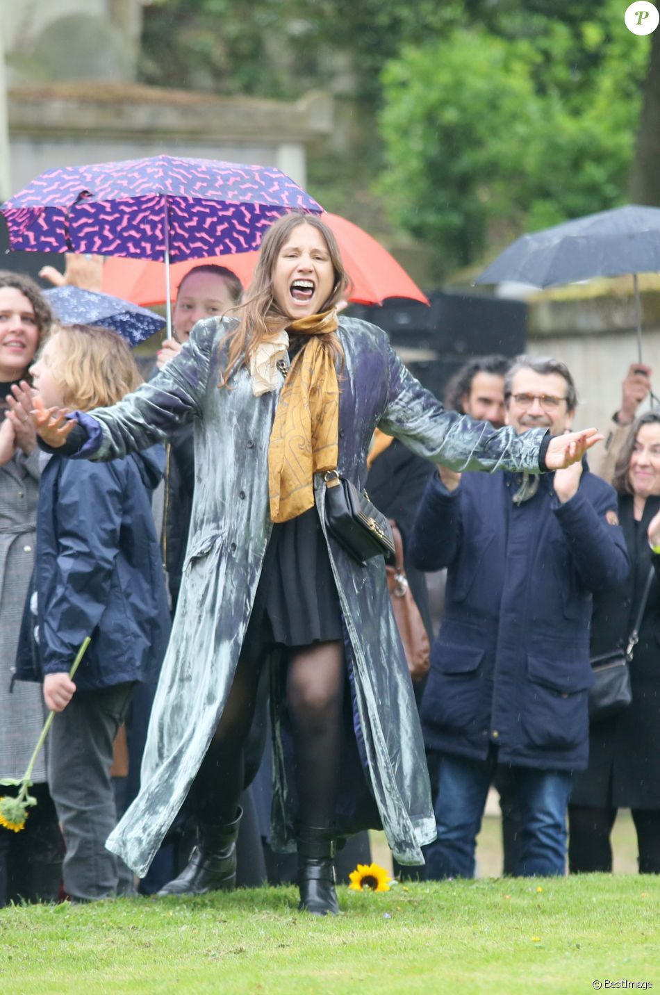 Izïa Higelin lors des obsèques de Jacques Higelin au cimetière du Père Lachaise à Paris le 12 avril 2018.