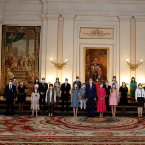 Le roi Felipe, la reine Letizia, la princesse Leonor et l'infante Sofia d'Espagne président la cérémonie de remise de l'Ordre du mérite civil à 16 femmes et 8 hommes qui se sont particulièrement illustrés au cours de cette année de pandémie au Palais royal de Madrid, Espagne, le 18 juin 2021.