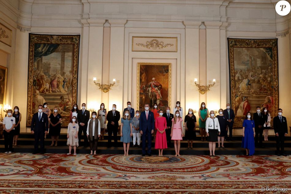 Le roi Felipe, la reine Letizia, la princesse Leonor et l'infante Sofia d'Espagne président la cérémonie de remise de l'Ordre du mérite civil à 16 femmes et 8 hommes qui se sont particulièrement illustrés au cours de cette année de pandémie au Palais royal de Madrid, Espagne, le 18 juin 2021.