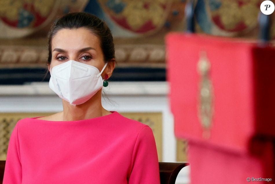 La reine Letizia d'Espagne préside la cérémonie de remise de l'Ordre du mérite civil à 16 femmes et 8 hommes qui se sont particulièrement illustrés au cours de cette année de pandémie au Palais royal de Madrid, Espagne, le 18 juin 2021.