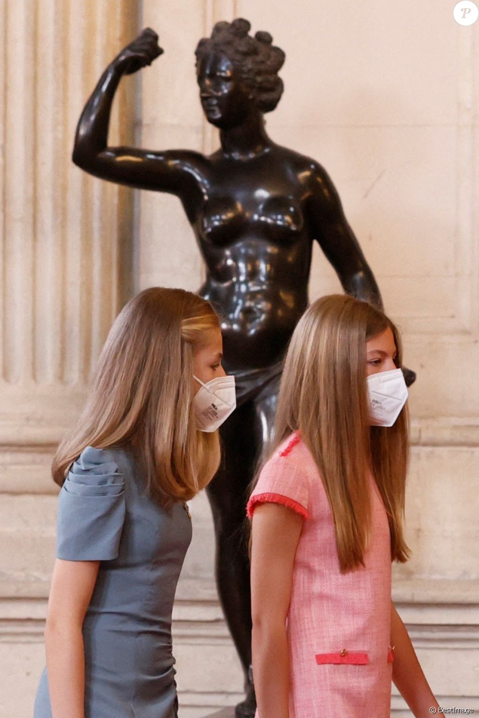 La reine Letizia et la princesse Leonor d'Espagne président la cérémonie de remise de l'Ordre du mérite civil à 16 femmes et 8 hommes qui se sont particulièrement illustrés au cours de cette année de pandémie au Palais royal de Madrid, Espagne, le 18 juin 2021.
