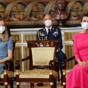 La reine Letizia et la princesse Leonor d'Espagne président la cérémonie de remise de l'Ordre du mérite civil à 16 femmes et 8 hommes qui se sont particulièrement illustrés au cours de cette année de pandémie au Palais royal de Madrid, Espagne, le 18 juin 2021.