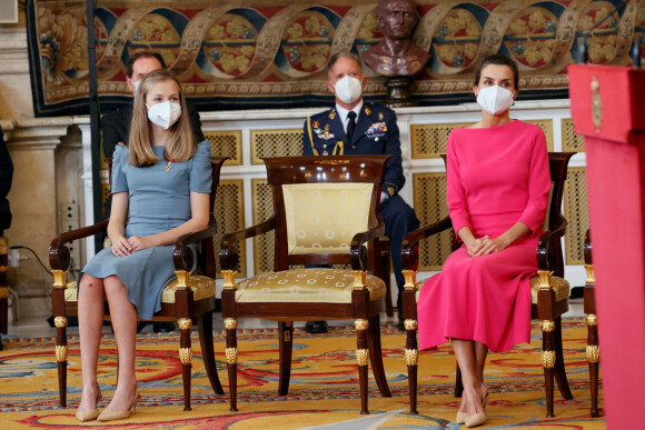 La reine Letizia et la princesse Leonor d'Espagne président la cérémonie de remise de l'Ordre du mérite civil à 16 femmes et 8 hommes qui se sont particulièrement illustrés au cours de cette année de pandémie au Palais royal de Madrid, Espagne, le 18 juin 2021.