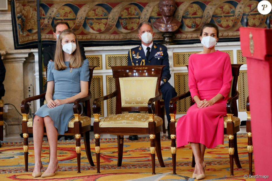 La reine Letizia et la princesse Leonor d'Espagne président la cérémonie de remise de l'Ordre du mérite civil à 16 femmes et 8 hommes qui se sont particulièrement illustrés au cours de cette année de pandémie au Palais royal de Madrid, Espagne, le 18 juin 2021.