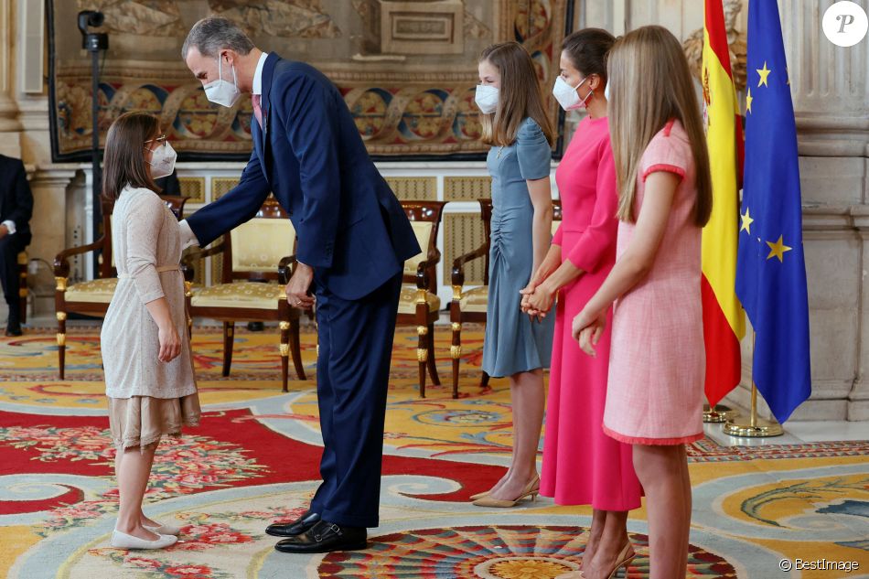 Le roi Felipe, la reine Letizia, la princesse Leonor et l'infante Sofia d'Espagne président la cérémonie de remise de l'Ordre du mérite civil à 16 femmes et 8 hommes qui se sont particulièrement illustrés au cours de cette année de pandémie au Palais royal de Madrid, Espagne, le 18 juin 2021.
