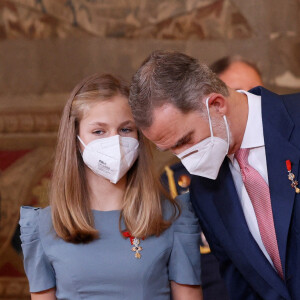 Le roi Felipe et la princesse Leonor d'Espagne président la cérémonie de remise de l'Ordre du mérite civil à 16 femmes et 8 hommes qui se sont particulièrement illustrés au cours de cette année de pandémie au Palais royal de Madrid, Espagne, le 18 juin 2021.