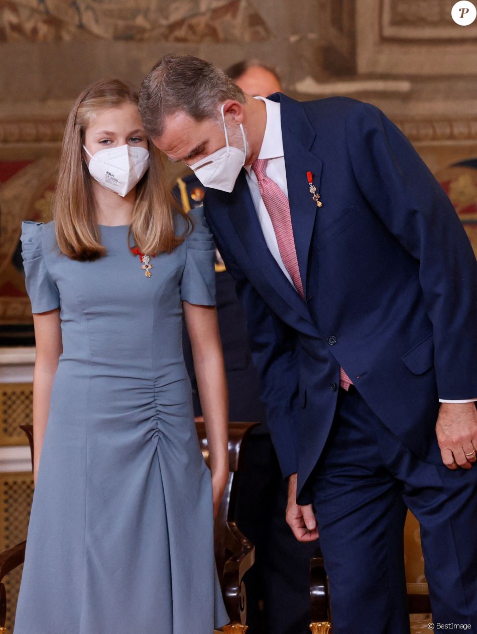 Le roi Felipe et la princesse Leonor d'Espagne président la cérémonie de remise de l'Ordre du mérite civil à 16 femmes et 8 hommes qui se sont particulièrement illustrés au cours de cette année de pandémie au Palais royal de Madrid, Espagne, le 18 juin 2021.