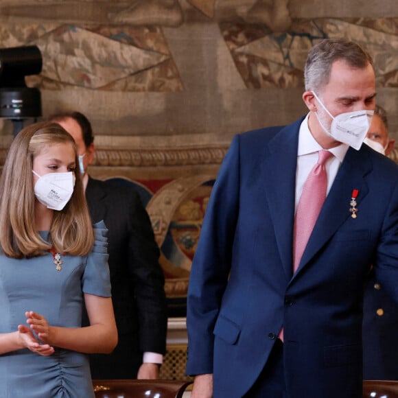 Le roi Felipe, la reine Letizia, la princesse Leonor et l'infante Sofia d'Espagne président la cérémonie de remise de l'Ordre du mérite civil à 16 femmes et 8 hommes qui se sont particulièrement illustrés au cours de cette année de pandémie au Palais royal de Madrid, Espagne, le 18 juin 2021.