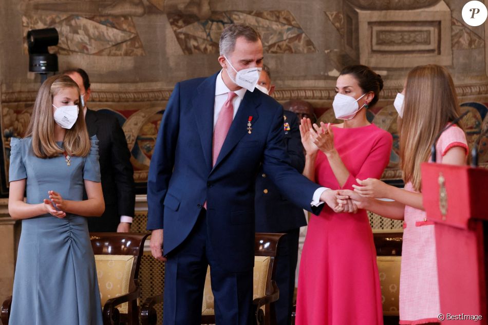 Le roi Felipe, la reine Letizia, la princesse Leonor et l'infante Sofia d'Espagne président la cérémonie de remise de l'Ordre du mérite civil à 16 femmes et 8 hommes qui se sont particulièrement illustrés au cours de cette année de pandémie au Palais royal de Madrid, Espagne, le 18 juin 2021.