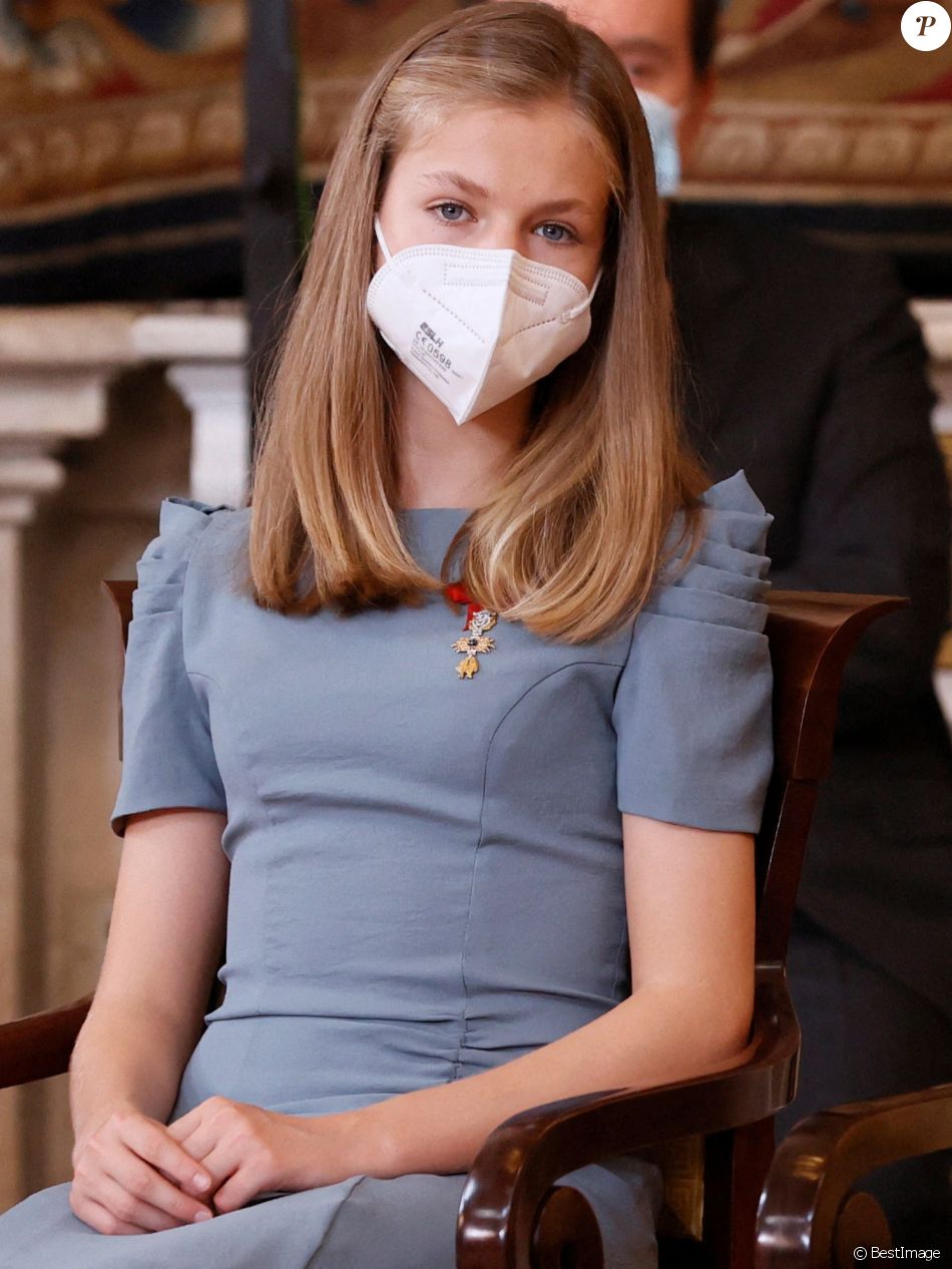 La princesse Leonor préside la cérémonie de remise de l'Ordre du mérite civil à 16 femmes et 8 hommes qui se sont particulièrement illustrés au cours de cette année de pandémie au Palais royal de Madrid, Espagne, le 18 juin 2021.