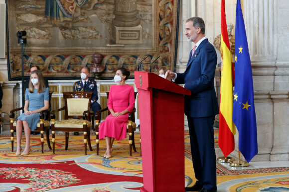 Le roi Felipe, la reine Letizia, la princesse Leonor et l'infante Sofia d'Espagne président la cérémonie de remise de l'Ordre du mérite civil à 16 femmes et 8 hommes qui se sont particulièrement illustrés au cours de cette année de pandémie au Palais royal de Madrid, Espagne, le 18 juin 2021.