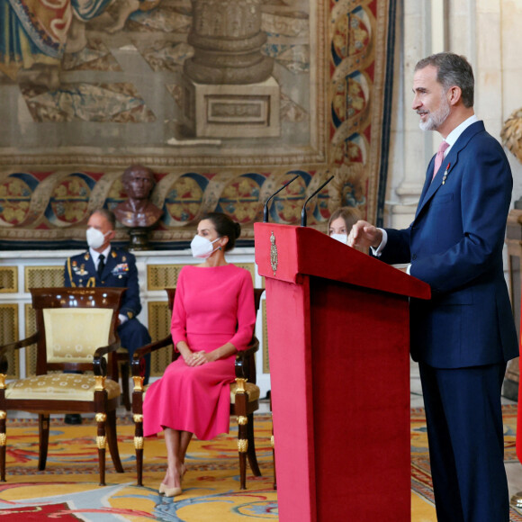 Le roi Felipe, la reine Letizia, la princesse Leonor et l'infante Sofia d'Espagne président la cérémonie de remise de l'Ordre du mérite civil à 16 femmes et 8 hommes qui se sont particulièrement illustrés au cours de cette année de pandémie au Palais royal de Madrid, Espagne, le 18 juin 2021.