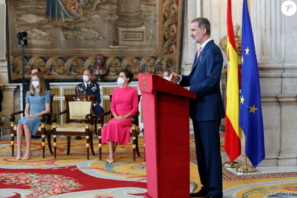 Le roi Felipe, la reine Letizia, la princesse Leonor et l'infante Sofia d'Espagne président la cérémonie de remise de l'Ordre du mérite civil à 16 femmes et 8 hommes qui se sont particulièrement illustrés au cours de cette année de pandémie au Palais royal de Madrid, Espagne, le 18 juin 2021.