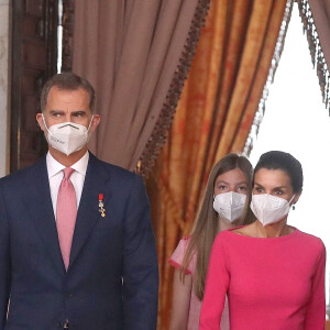 Le roi Felipe et la reine Letizia d'Espagne président la cérémonie de remise de l'Ordre du mérite civil à 16 femmes et 8 hommes qui se sont particulièrement illustrés au cours de cette année de pandémie au Palais royal de Madrid, Espagne, le 18 juin 2021.
