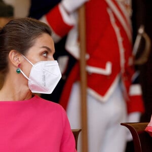 La reine Letizia et l'infante Sofia d'Espagne président la cérémonie de remise de l'Ordre du mérite civil à 16 femmes et 8 hommes qui se sont particulièrement illustrés au cours de cette année de pandémie au Palais royal de Madrid, Espagne, le 18 juin 2021.