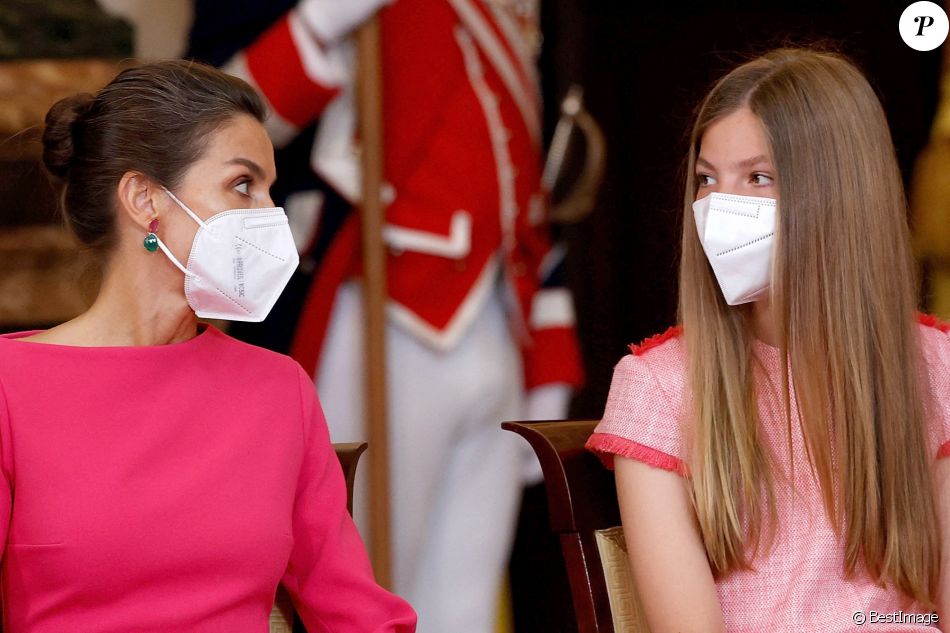 La reine Letizia et l'infante Sofia d'Espagne président la cérémonie de remise de l'Ordre du mérite civil à 16 femmes et 8 hommes qui se sont particulièrement illustrés au cours de cette année de pandémie au Palais royal de Madrid, Espagne, le 18 juin 2021.