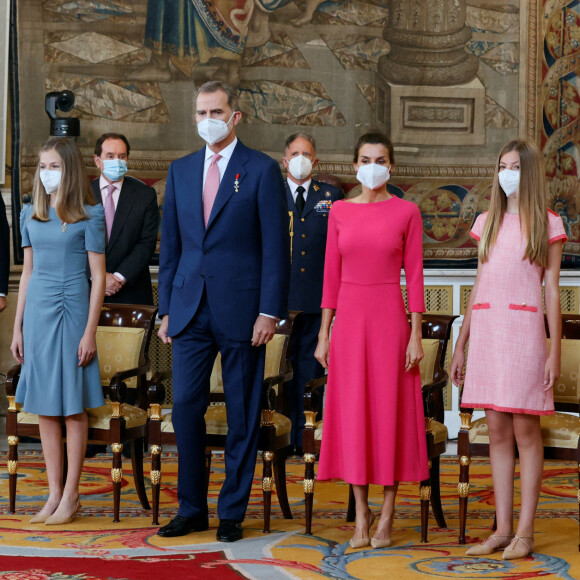 Le roi Felipe, la reine Letizia, la princesse Leonor et l'infante Sofia d'Espagne président la cérémonie de remise de l'Ordre du mérite civil à 16 femmes et 8 hommes qui se sont particulièrement illustrés au cours de cette année de pandémie au Palais royal de Madrid, Espagne.