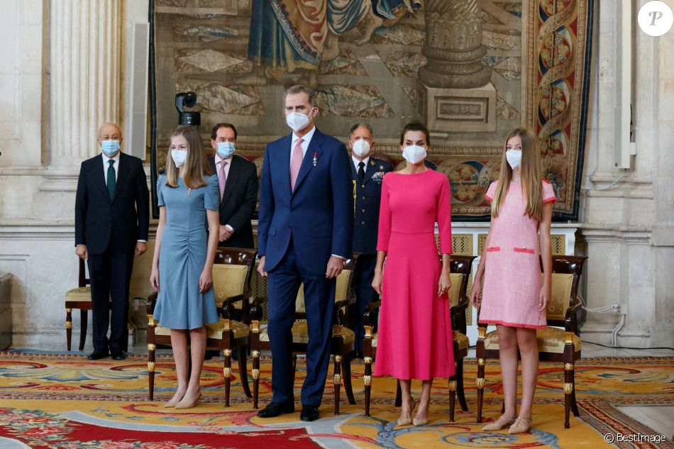 Le roi Felipe, la reine Letizia, la princesse Leonor et l'infante Sofia d'Espagne président la cérémonie de remise de l'Ordre du mérite civil à 16 femmes et 8 hommes qui se sont particulièrement illustrés au cours de cette année de pandémie au Palais royal de Madrid, Espagne.