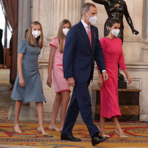 Le roi Felipe, la reine Letizia, la princesse Leonor et l'infante Sofia d'Espagne président la cérémonie de remise de l'Ordre du mérite civil à 16 femmes et 8 hommes qui se sont particulièrement illustrés au cours de cette année de pandémie au Palais royal de Madrid, Espagne, le 18 juin 2021.
