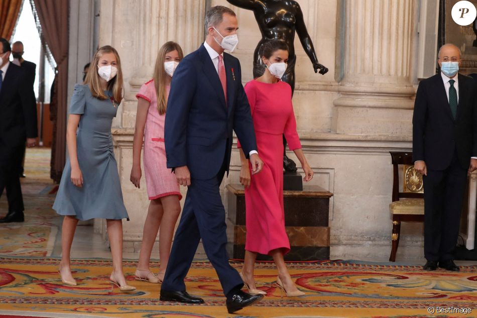 Le roi Felipe, la reine Letizia, la princesse Leonor et l'infante Sofia d'Espagne président la cérémonie de remise de l'Ordre du mérite civil à 16 femmes et 8 hommes qui se sont particulièrement illustrés au cours de cette année de pandémie au Palais royal de Madrid, Espagne, le 18 juin 2021.