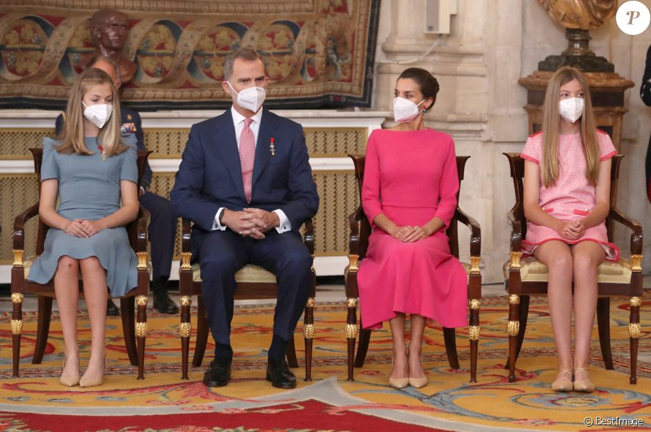Le roi Felipe, la reine Letizia, la princesse Leonor et l'infante Sofia d'Espagne président la cérémonie de remise de l'Ordre du mérite civil à 16 femmes et 8 hommes qui se sont particulièrement illustrés au cours de cette année de pandémie au Palais royal de Madrid, Espagne, le 18 juin 2021.
