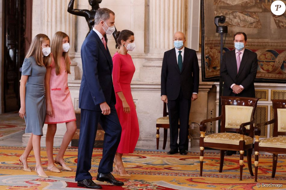 Le roi Felipe, la reine Letizia, la princesse Leonor et l'infante Sofia d'Espagne président la cérémonie de remise de l'Ordre du mérite civil à 16 femmes et 8 hommes qui se sont particulièrement illustrés au cours de cette année de pandémie au Palais royal de Madrid, Espagne, le 18 juin 2021.