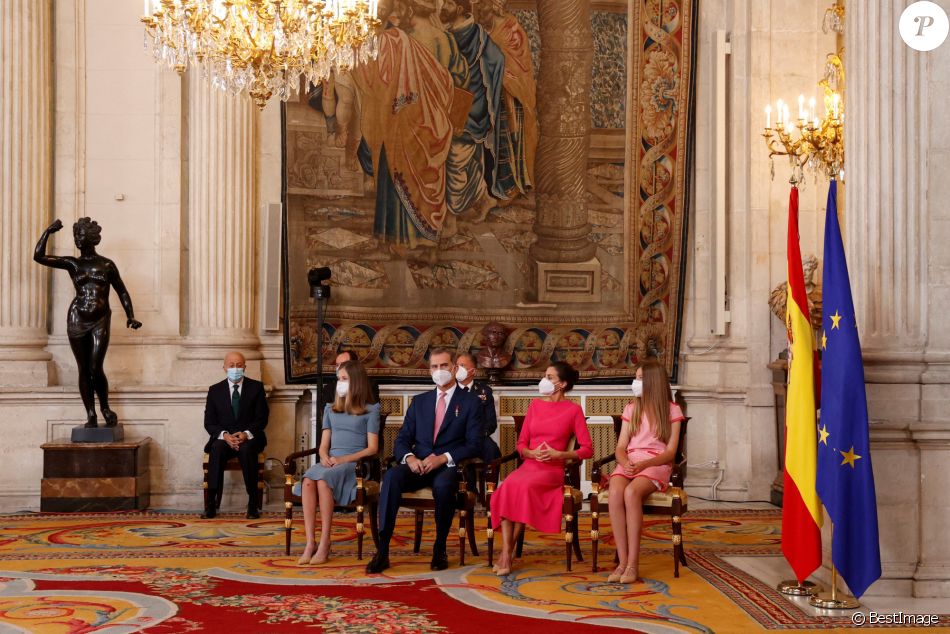 Le roi Felipe, la reine Letizia, la princesse Leonor et l'infante Sofia d'Espagne président la cérémonie de remise de l'Ordre du mérite civil à 16 femmes et 8 hommes qui se sont particulièrement illustrés au cours de cette année de pandémie au Palais royal de Madrid, Espagne, le 18 juin 2021.