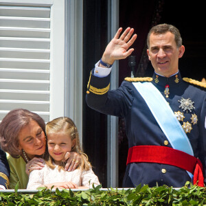 Le roi Felipe VI d'Espagne est intronisé ce jour à Madrid, en présence de sa femme, la reine Letizia, de ses filles, la princesse Leonor et l'infante Sofia, le roi Juan Carlos et la reine Sofia d'Espagne. Après une cérémonie d'investiture au parlement, la famille royale a salué la foule depuis le balcon du palais royal. Le 19 juin 2014