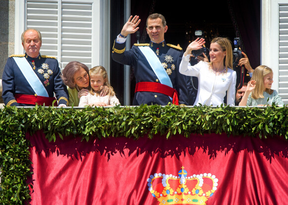 Le roi Felipe VI d'Espagne est intronisé ce jour à Madrid, en présence de sa femme, la reine Letizia, de ses filles, la princesse Leonor et l'infante Sofia, le roi Juan Carlos et la reine Sofia d'Espagne. Après une cérémonie d'investiture au parlement, la famille royale a salué la foule depuis le balcon du palais royal. Le 19 juin 2014
