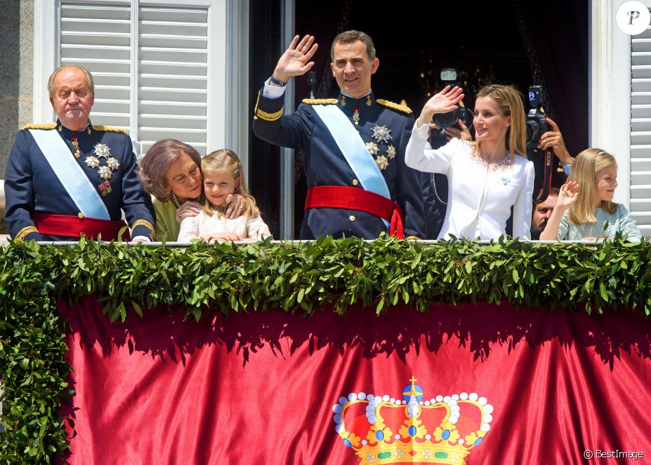 Le roi Felipe VI d'Espagne est intronisé ce jour à Madrid, en présence de sa femme, la reine Letizia, de ses filles, la princesse Leonor et l'infante Sofia, le roi Juan Carlos et la reine Sofia d'Espagne. Après une cérémonie d'investiture au parlement, la famille royale a salué la foule depuis le balcon du palais royal. Le 19 juin 2014
