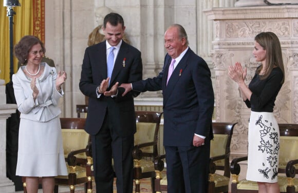 La reine Sofia, le prince Felipe, le roi Juan Carlos et la princesse Letizia d'Espagne lors de la cérémonie au cours de laquelle le roi Juan Carlos d'Espagne signe la loi d'abdication dans la salle des colonnes du palais royal à Madrid, le 18 juin 2014.